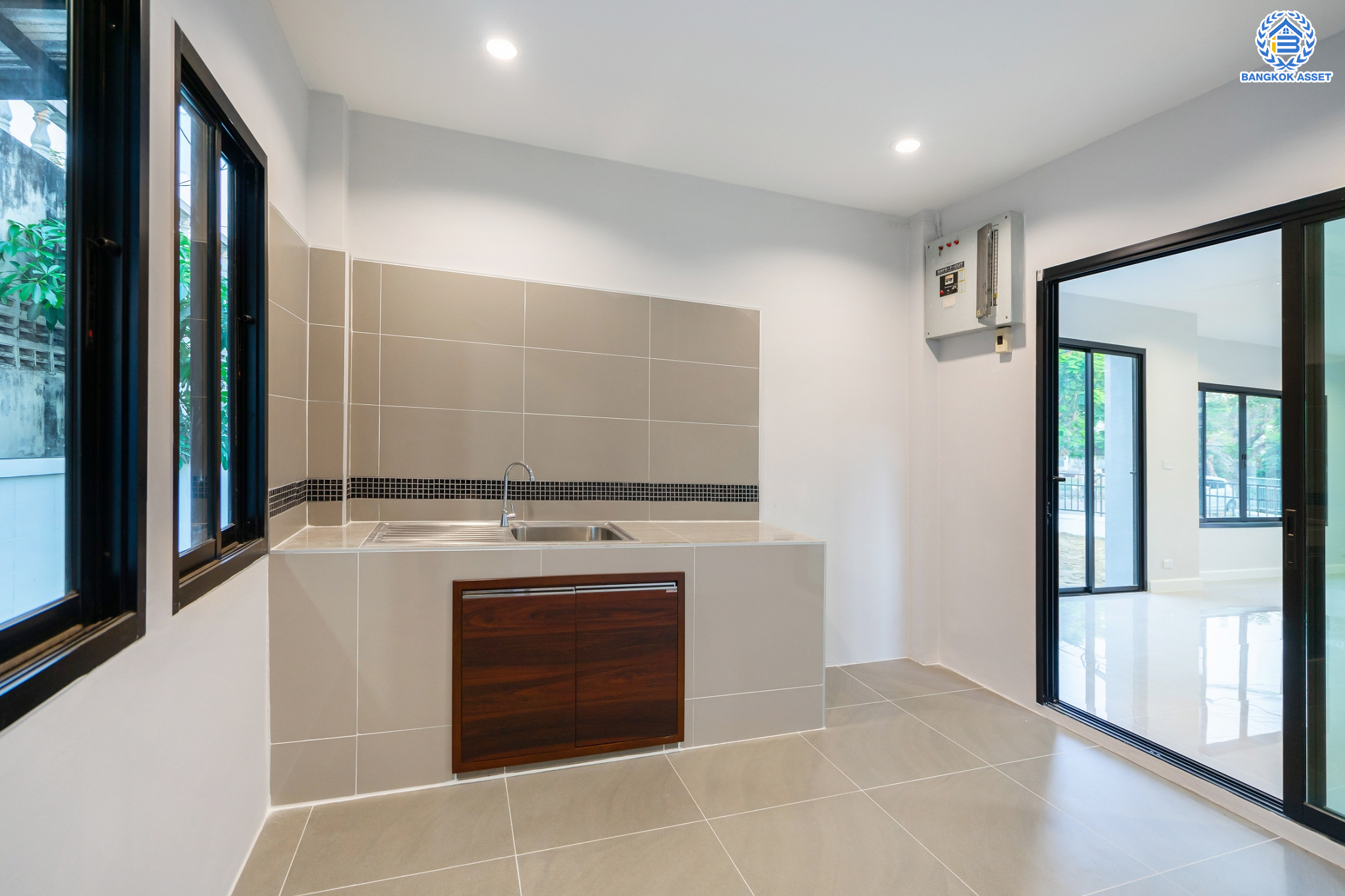 บ้านมือสองตกแต่งใหม่ ม.ชัยพฤกษ์ บางบัวทอง บ้านเดี่ยว หลังมุม แบรนด์ LH เนื้อที่ 92.3 ตร.ว. ฟังก์ชัน 3 ห้องนอน 4 ห้องน้ำ 1 ห้องแม่บ้าน จอดรถได้ถึง 3 คัน มีพื้นที่บริเวณบ้านกว้างขวางกว่า 195 ตร.ม. พร้อม Facilities ครบครัน บนทำเลเดินทางสะดวก ติดถนนบางกรวย-ไทรน้อย ใกล้เซ็นทรัลเวสต์เกต และรถไฟฟ้าสายสีม่วง "สถานีบางพลู"